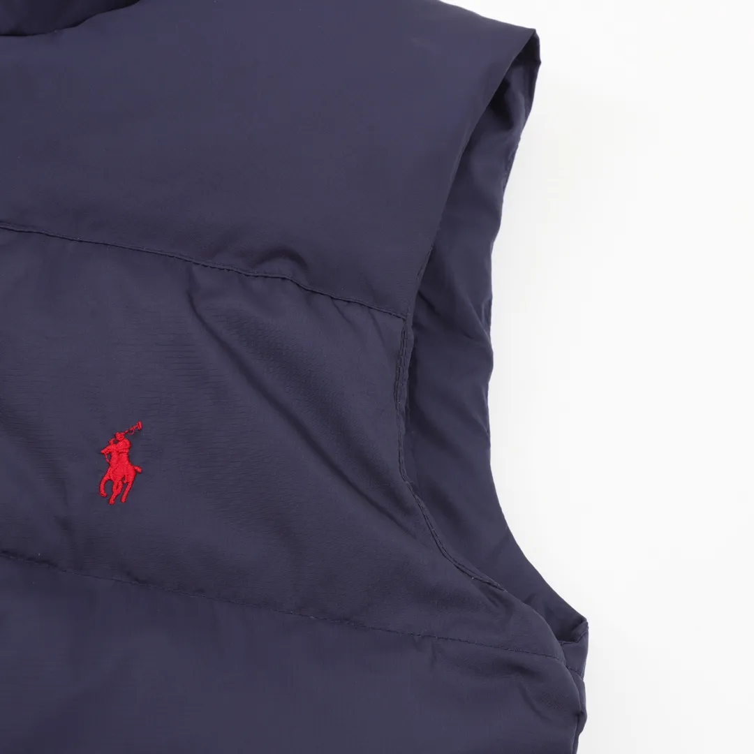 P660 RALPH LAUREN/Ralph Lauren 24FW R51 pony logo embroidered down vest-paint black/matte black/matte navy. Full of high-end look and feel, simple but not minimalist. Both the fabric material and the overall outline have both fashionable styling and good cold protection effect, and bring comfortable wearing experience and feeling. It can concave shape and keep warm, three-dimensional and full, highly practical, filled with white duck down inside, same style for men and women, three standards of customized accessories SIZE：M-XXL